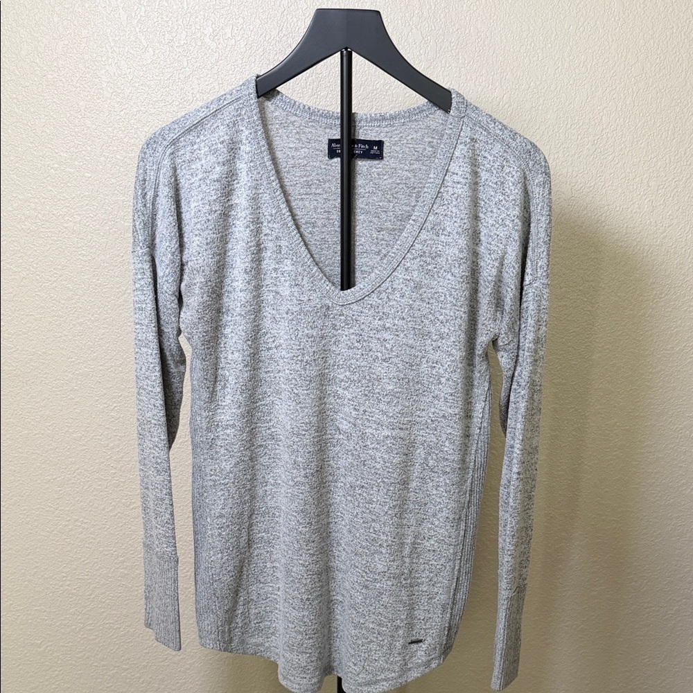 Abercrombie & Fitch Heather Gray Long Sleeve V-Neck Top